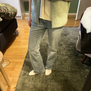 Lågmidjade jeans  - Säljer nu dessa lågmidjade, utsvängda jeans från hm. Köpte de i lite större storlek men de passar mig som vanligtvis har 36/s🥰