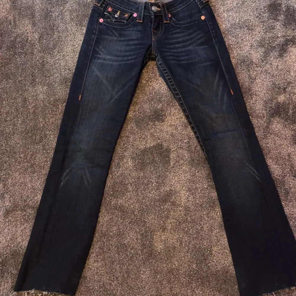 Mörkblåa jeans med coola fickor och detaljer. Av klippta där nere. Startar budgivning om många är intresserade🤗. Jeans & Byxor.