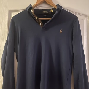 Rugbytröja Polo Ralph Lauren - Säljer min snygga rugbytröja från Ralph Lauren då den är lite liten (är 183-184). Storlek S slimfit (sitter  lite mindre).  Grymt skick, inga skavanker osv. Skriv vid eventuella frågor!😊