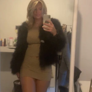 DennisM pälsjacka - Nästan oanvänd pälsjacka i bra skick , väldigt varm och snygg. Bara att skriva ifall ni vill ha flera bilder💓💓