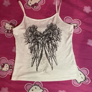 Rhinestone linne  - Superfint linne med vingar och rhinestones på!! Bra material🙏🏼 Storlek S 