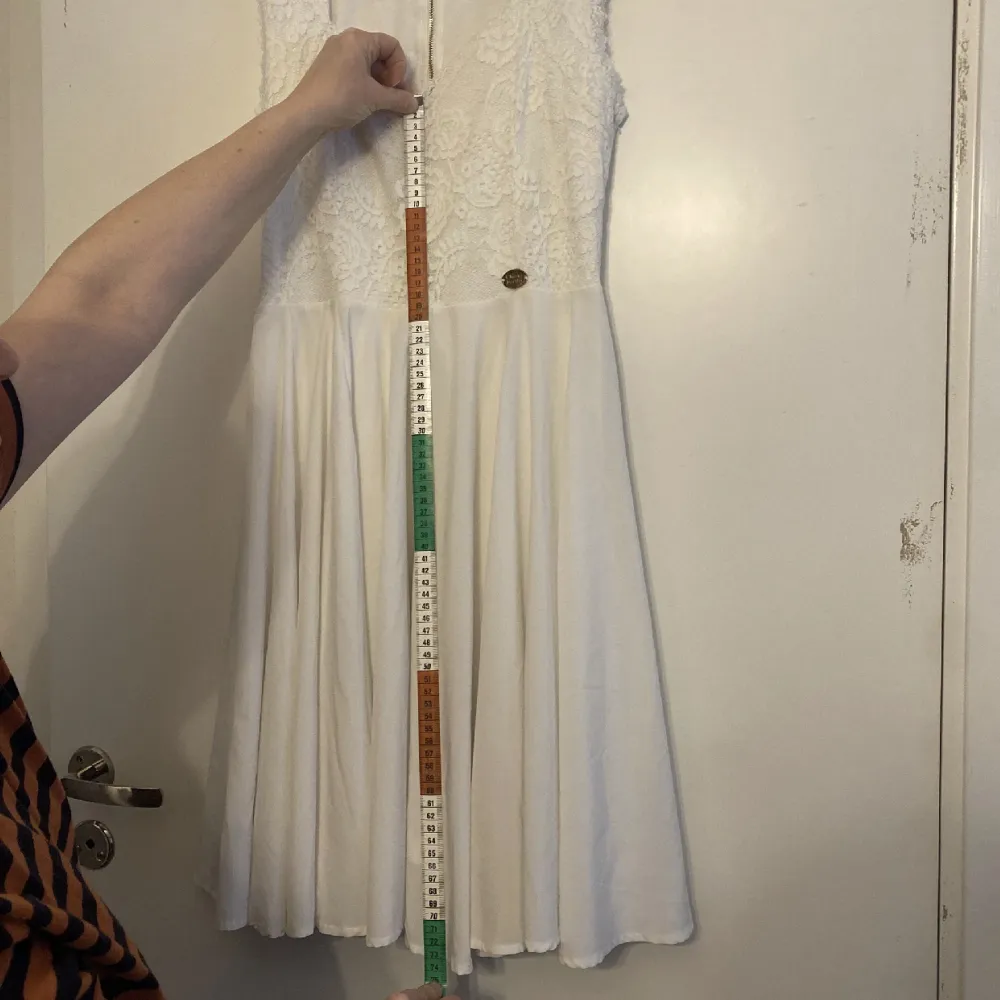 Säljer denna klänning i storlek M. Köpte med på sellpy. Säljes då den är för liten för mig. Den är Perfekt till studenten eller Konfirmationen. 100kr. Klänningar.