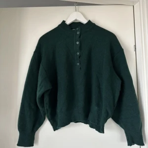 Stickad tröja- Busnel - Super skick! Eventuellt liten slitning framtill nere till höger (se bild 1) Nypris på busneltröjor ligger mellan 2000-3500kr. Material: ull.