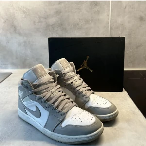 Air Jordan 1 Mid - Väl omhändertagna. Endast använda med creasingskydd, därav superbra skick😍😍 Kostar runt 4500kr nya!