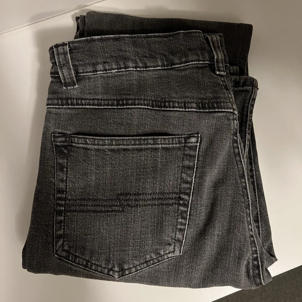 Lågmindjade grå jeans. Säljer då jag har ett par liknande. Lappen är borta men skulle säga att det är storlek S/M.. Jeans & Byxor.