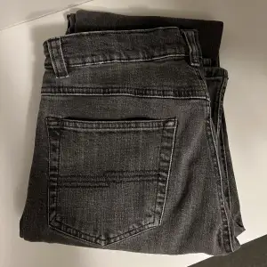 Lågmindjade grå jeans. Säljer då jag har ett par liknande. Lappen är borta men skulle säga att det är storlek S/M.