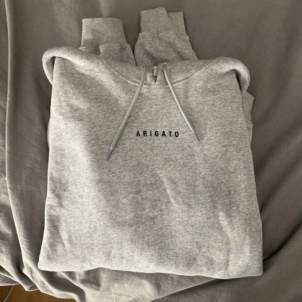 Säljer min fina gråa hoodie från Axel Arigato. Den är köpt för ett par år sedan men aldrig använd, aldrig tvättad. Har en likadan svart som jag använder före. Strl M unisex 🥰 Köpt för 2000kr. Hoodies.