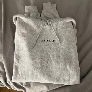 Säljer min fina gråa hoodie från Axel Arigato. Den är köpt för ett par år sedan men aldrig använd, aldrig tvättad. Har en likadan svart som jag använder före. Strl M unisex 🥰 Köpt för 2000kr