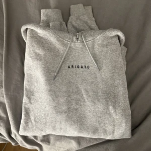 Axel Arigato Hoodie - Säljer min fina gråa hoodie från Axel Arigato. Den är köpt för ett par år sedan men aldrig använd, aldrig tvättad. Har en likadan svart som jag använder före. Strl M unisex 🥰 Köpt för 2000kr