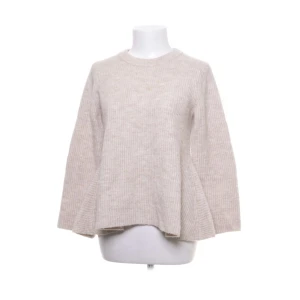 Cos tröja  - En stickad beige tröja från cos som är lite utsvängd nedtill🤍Använd två gånger!