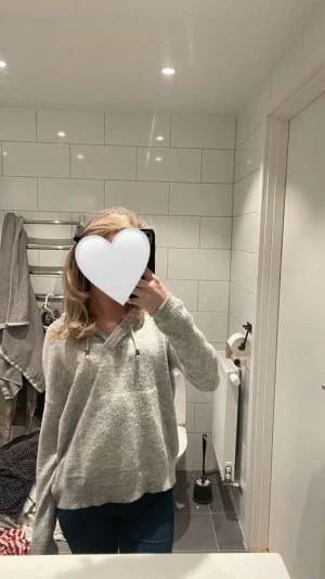 Stickad hoodie - Säljer min fina stickade hoodie pga att den tyvärr inte kommer till användning, pris kan diskuteras💗