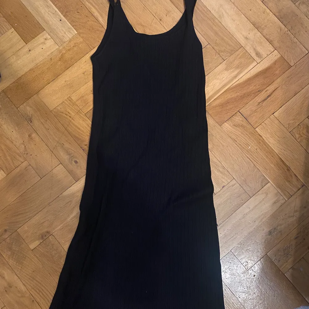 Has only been used once and still looks very new  It’s pretty stretchy and would prob fit (S-L) Is a little on the shorter midi size, Size M. Klänningar.