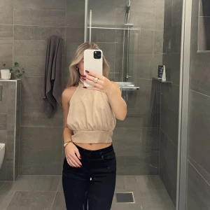 Topp  - Perfekt festtopp med öppenrygg🤍Aldrig använd.🤍