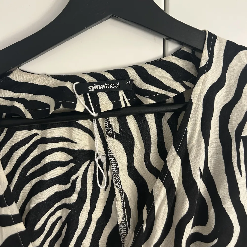 Zebraklänning från Gina Tricot. Klänningar.