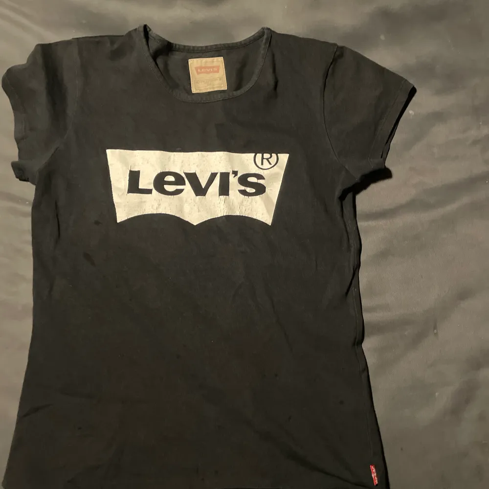 Svart Levis tröja vet inte riktigt om den är äkta säljer den därför billigt.. T-shirts.