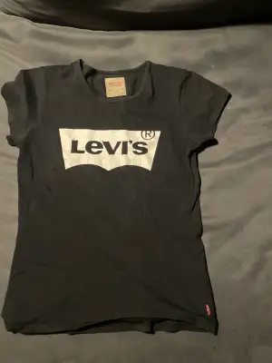 Svart Levis tröja vet inte riktigt om den är äkta säljer den därför billigt.