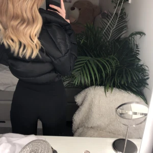 Pufferjacka - Pufferjacka från Shein. Använd fåtalgånger. Väldigt fint skick. Ganska kort i modellen.💕