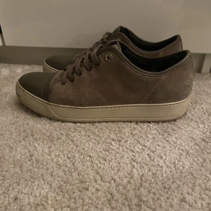 Lanvins storlek 43 - Hej, säljer nu mina super fina skor från lanvin, dem är använda en del men dem är i helt okej skick! 