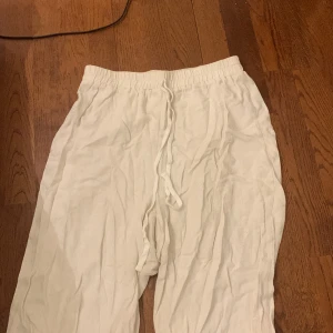 Linnebyxor⭐️ - Jag säljer nu ett par linnebyxor då de inte passar mig, eftersom jag är för lång, de blir för korta för mig. Då jag är 1,72cm lång. De är i ett mycket bra skick, använda ett fåtal gånger eftersom de är för korta för mig. Det är strl M. 