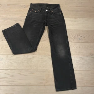 Arrow Low Straight Jeans - Säljer ett par svarta low waist straight jeans, har knappt använt och säljer eftersom att jag inte har någon användning för dom.  