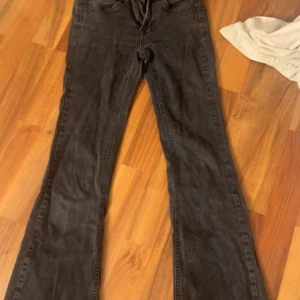 Low bootcut jeans  - Säljer dessa svarta lågmidjade bootcut jeansen från Gina tricot då dem inte passar längre❤️