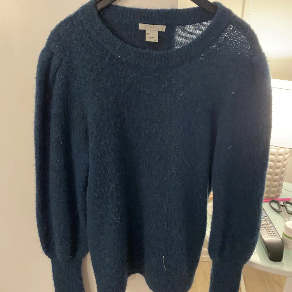 Säljer denna stickade tröjan i en grön blå färg, den har lite glitter i sig och är i ett hyfsat bra skick. Skriv för mer bilder🥰.. Tröjor & Koftor.