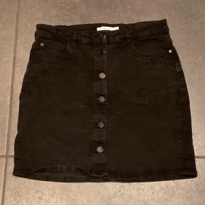 Svart kjol - En jeans kjol men knappar i storlek 38. 