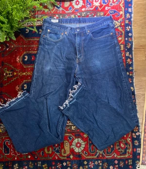 Baggy levis jeans - Retro baggy levis jeans, klippta längst ned. Bra skick men använda. Strl 34/34