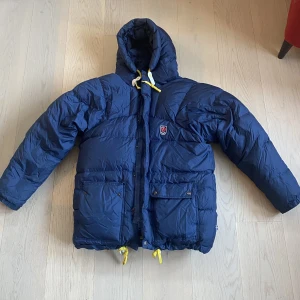 Superfin mörkblå fjällräven jacka💗 - Jag säljer nu min fina och varma fjällrävenjacka i perfekt skick eftersom den är lite stor i storleken. Originalpåsen tillkommer. Kom gärna med prisförslag! 🤩💕💞