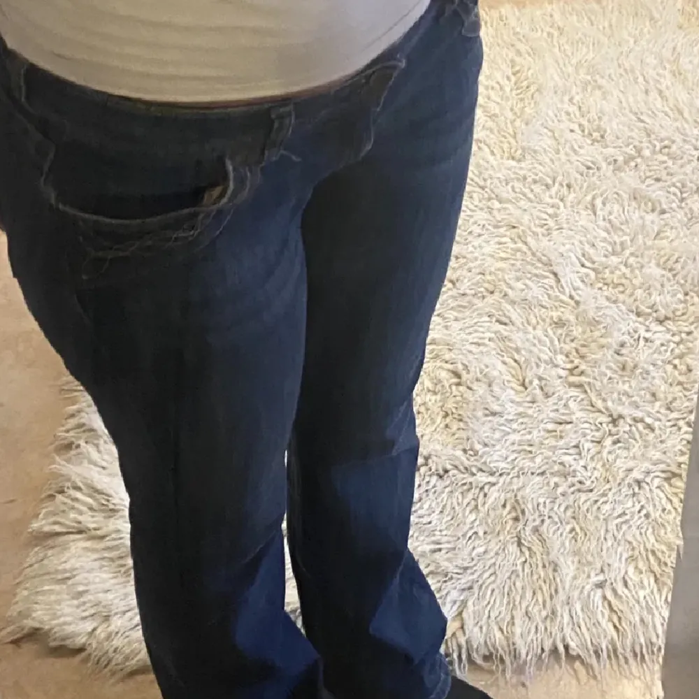 Blåa ursnygga vintage Lindex jeans, de är i storlek 38 och säljer då de inte riktigt passade i längden, ursnygga och bra kvalitet, skriv vid frågor. Jeans & Byxor.