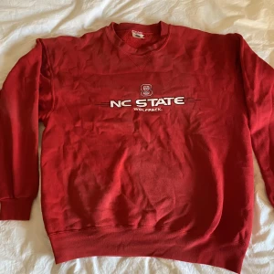 röd sweatshirt  - en super snygg oversized sweatshirt med tryck! i stlk L