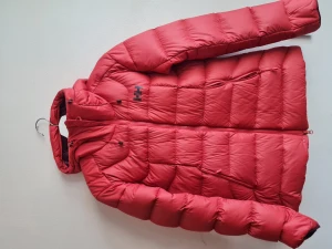 Helly hansen vinterjacka m  - Supervarm Dunjacka, blandning av europeisk gåsdun & PrimaLoft®-sy ntetisolering som är vattenresistent. Normal passform.Flera justeringsmöjligheter perfekt passform till optimal värme och komfort. Isolering:85% gåsdun, 15% gåssträck. Huva: polyester