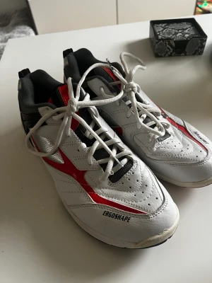Skor - Ett par idrottsskor ifrån Yonex och är i storlek 42. Skorna är använda endast 2/3 gåncer och är i mycket gott skick.   Det finns inga skador eller liknande på varan🫶🏻
