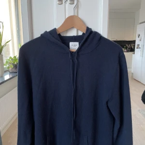 John Henric Cashmere tröja - 100% Cashmere, skönaste tröjan jag haft på mig och riktigt fet. Knappt använd.  Nypris: 1900 - Mitt pris: 1350, inte hugget i sten. 