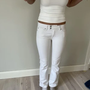 Lågmidjade jeans - Snygga vintage jeans!💕  Midjemått( rätt över): 38 Inerbenslängd: 70 Lårmått ( rätt över): 23  Modellen på bilden är 170  Köp gärna via ”KÖP NU”💖 Skriv ifall ni har några frågor eller funderingar // perfectjeans🫶