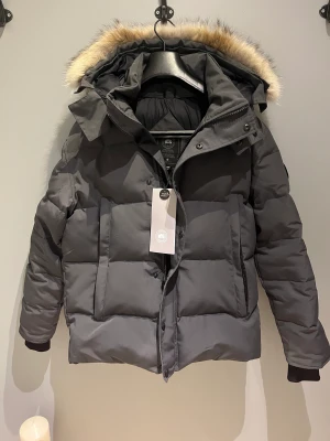 Canada Goose jacka  - Hej säljer min canada goose jacka på grund av att den är för stor för mig jackan är helt ny. Pris är 4000 men kan tänckte mig gå ner vid snabb affär byten går också med jackan är i storlek M 