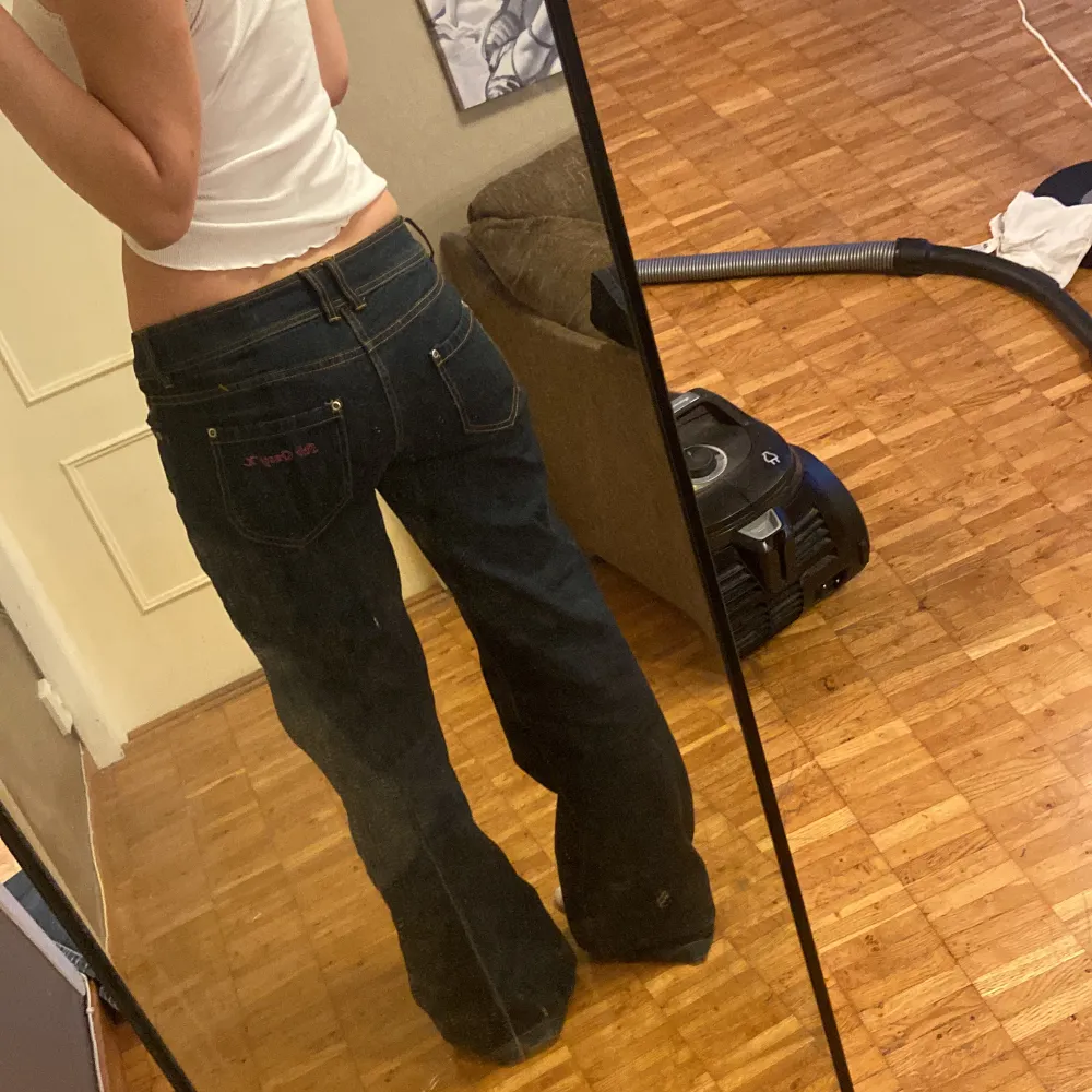 Säljer dessa sjukt snygga stir crazy jeansen då jag har dubletter🎀. Brukar ha 28 i jeans och dessa passar mig perfekt förutom att de är för långa på mig som är 165🎀. Slrk w30L32🎀. De är mörkmörkblåa och inte svarta🎀 Midjemått:84cm🎀 Innerbenslängd:80cm🎀. Jeans & Byxor.