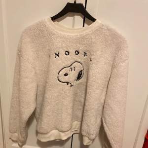 Snoopy hoodie använde ett par gånger säljer för jag aldrig använder storlek på lappen är av men det är i storlek M