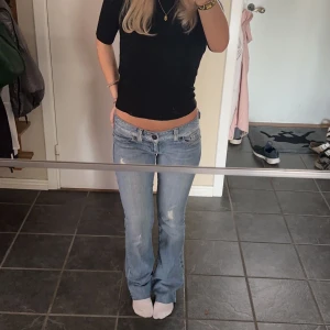 Lågmidjade jeans - Märket är guess. Osäker på om jag vill sälja då jag verkligen tycker om dessa men kom med prisförslag❤️ en av de här ögglorna som man har bälte i är lite sönder men inget som märks av!