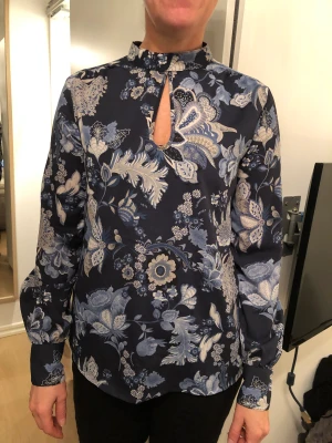 Vacker Blus  - Fin blus från Benetton med vackra detaljer. Stl XS passar normal S. 