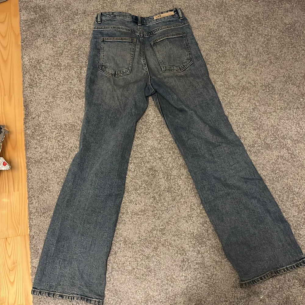 Säljer dessa jeans, superbekväma och högmidjade. Storlek 158. Jeans & Byxor.