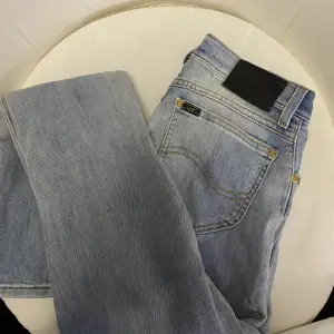 Säljer dessa super fina lågmidjade lee jeans (nyskick)