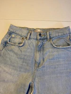 Jeans storlek 34 - Jeansen är från Gina Tricot 