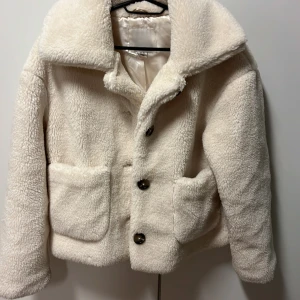 Fluffig jacka - Denna fluffiga jacka passar perfekt till häst/vinter. Den är varm och gosig. Knappt använd i storlek xs.