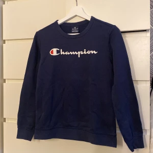 Champion tröja - Marinblå Champion tröja. Använd några gånger men finns inga hål eller liknande. Väldigt bra skick. Det står storlek ”L” men skulle mer säga att det är XS/S. (Den ser mer blå ut på bild än vad den egentligen är)