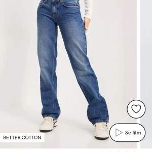 ✨✨Säljer nu dessa raka lågmidjade Nelly jeans 🌸HELT OANVÄNDA!🌝Ha i åtanke att de är små i storleken 🌼✨