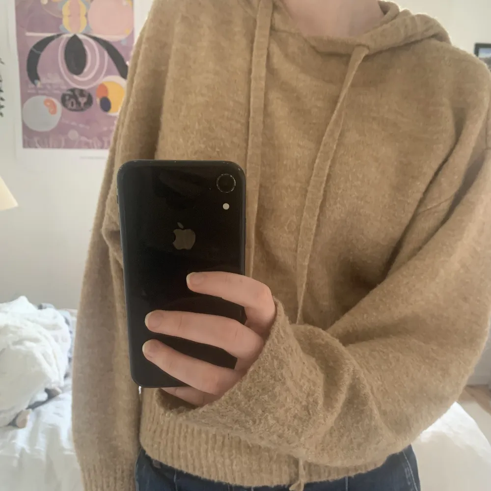 Säljer denna stickade hoodie från hm❤️den är i bra skick. Den är i storlek xs men sitter som på bilden på mig som i vanliga fall har s❤️. Stickat.