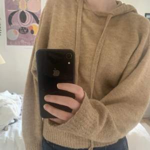 Säljer denna stickade hoodie från hm❤️den är i bra skick. Den är i storlek xs men sitter som på bilden på mig som i vanliga fall har s❤️