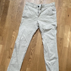 Chinos beige - Säljer mina beiga chinos då jag har vuxit ur dem. Storlek EUR 32/34 skinny fit, stretch