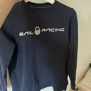 Marinblå sail racing tröja, bra skick!  Köpt från Kidsbrandstore för 699kr